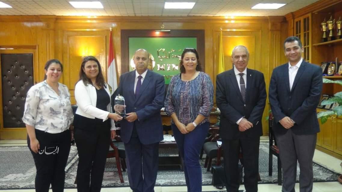 مركز التطوير المهني بجامعة المنيا يحصل علي درع افضل مركز بالجمهورية بالجامعة الامريكية
