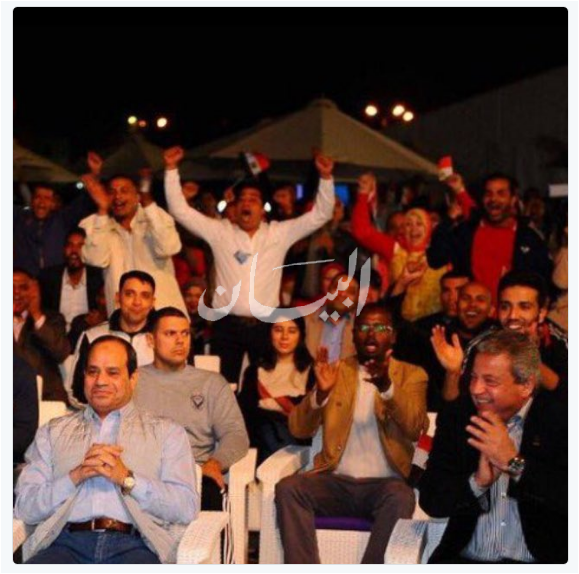 السيسى فى اسوان بيتفرج على الماتش