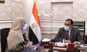 رئيس الوزراء يتابع مع وزيرة التضامن الاجتماعي